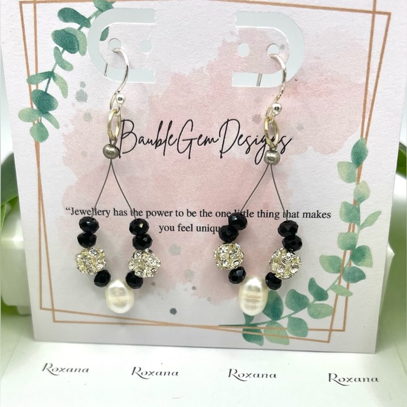 This elegant unique jewelry set features one bracelet and one pair of Earrings - Picture 4 of 4